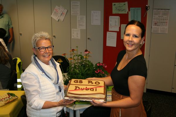 Heidi Freudenstein (li) überreicht Christina Meese (re) zur Begrüßung eine Torte.